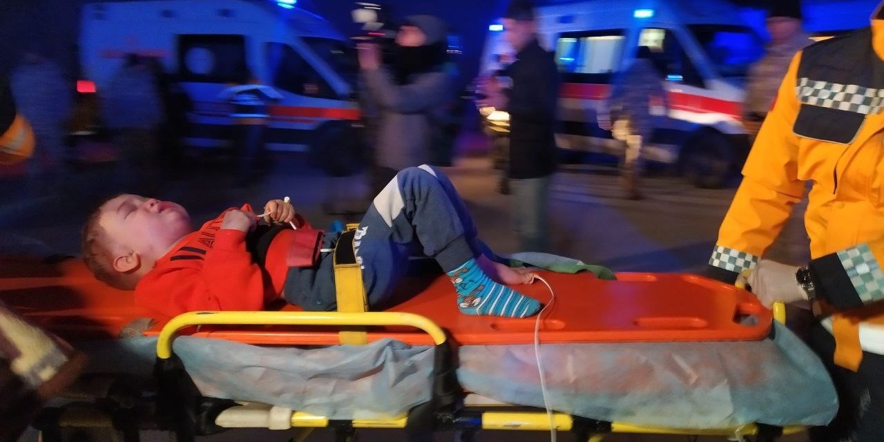 Depremde yaralanan 51 kişi askeri uçakla İstanbul’a getirildi