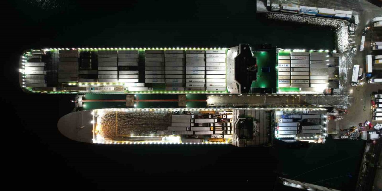 İş makinalarının ve yardım tırlarının bulunduğu gemi İstanbul’dan yola çıktı