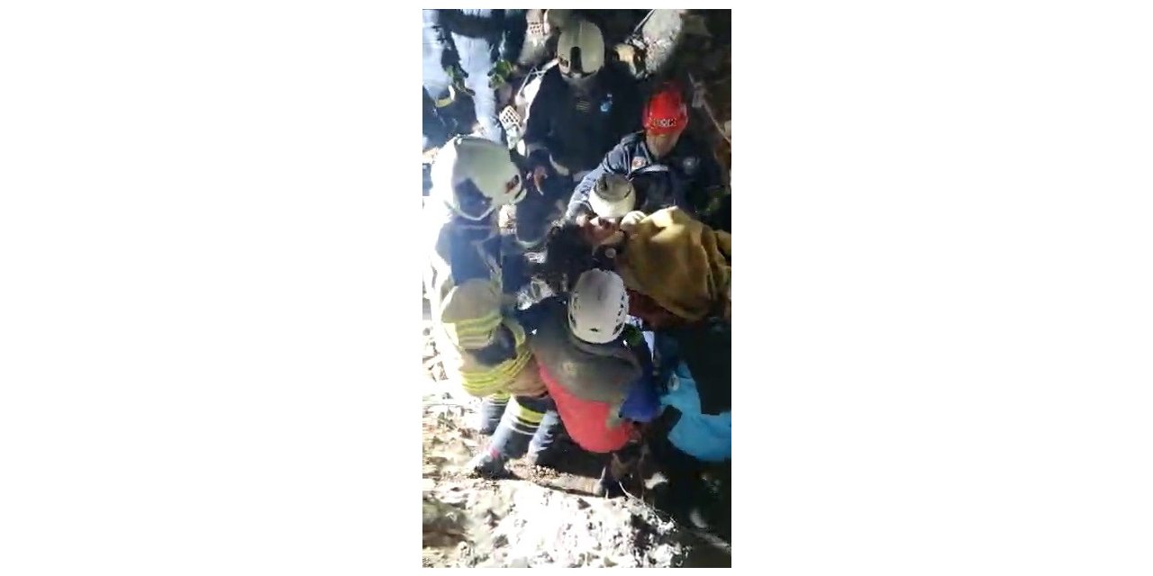 PAK ekipler genç kadını alkışlarla enkazdan çıkardı