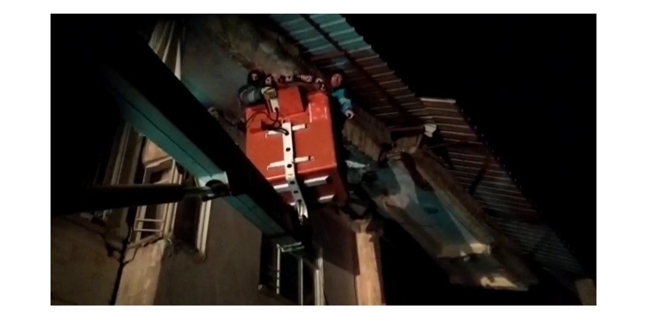 Van’dan giden ekip 80 yaşındaki kadını enkazdan sağ çıkarttı