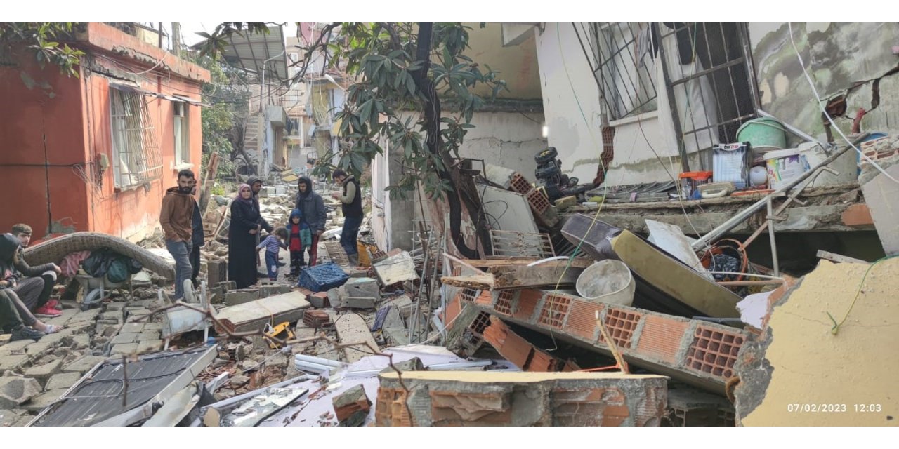 Hatay’da itfaiyeciler enkazdan 2’si çocuk 5 kişiyi canlı kurtardı