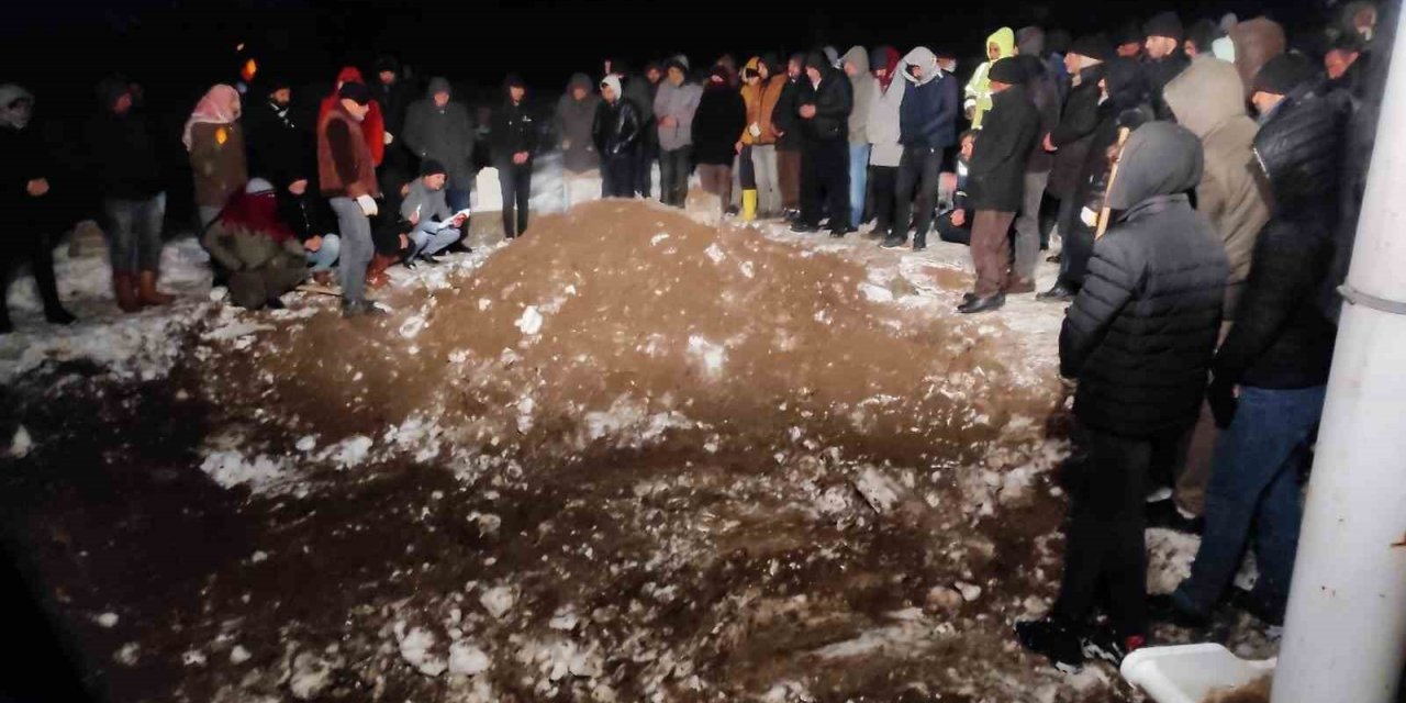 Antakya’da depreme yakalanan karı koca, Diyarbakır’da toprağa verildi