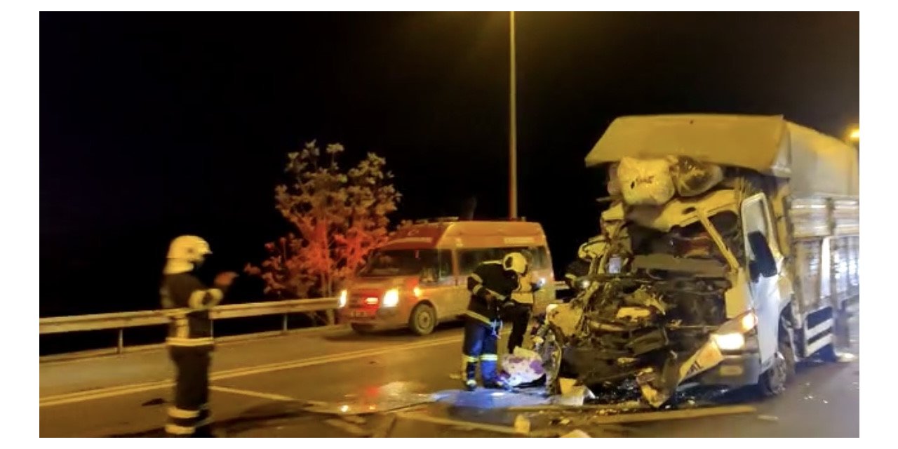 Yardım malzemesi taşıyan kamyonet, yardım malzemesi taşıyan tıra arkadan çarptı