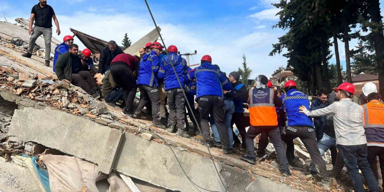 Antakya’da 35 saat sonra 2 kişi enkazdan sağ olarak çıkarıldı