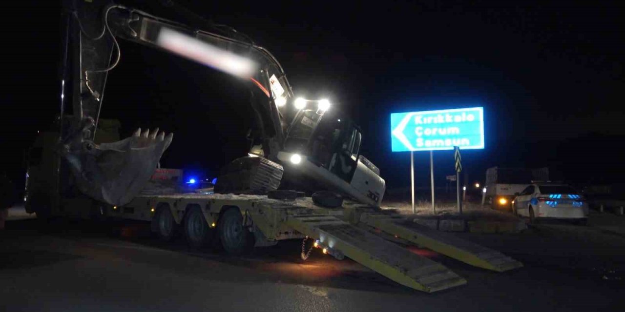 Deprem bölgesine giden tırın taşıdığı iş makinesi yola devrildi