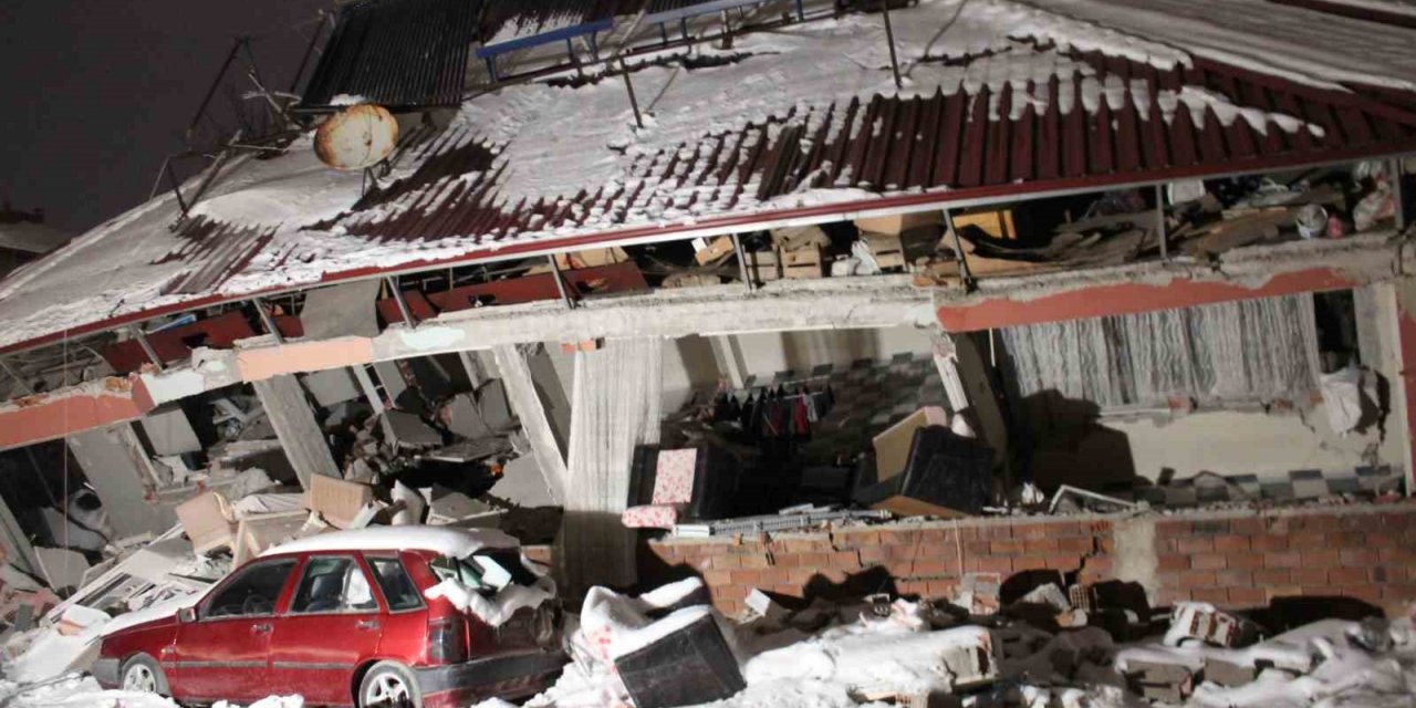 Elbistan depreminden geriye yıkılmış binalar kaldı