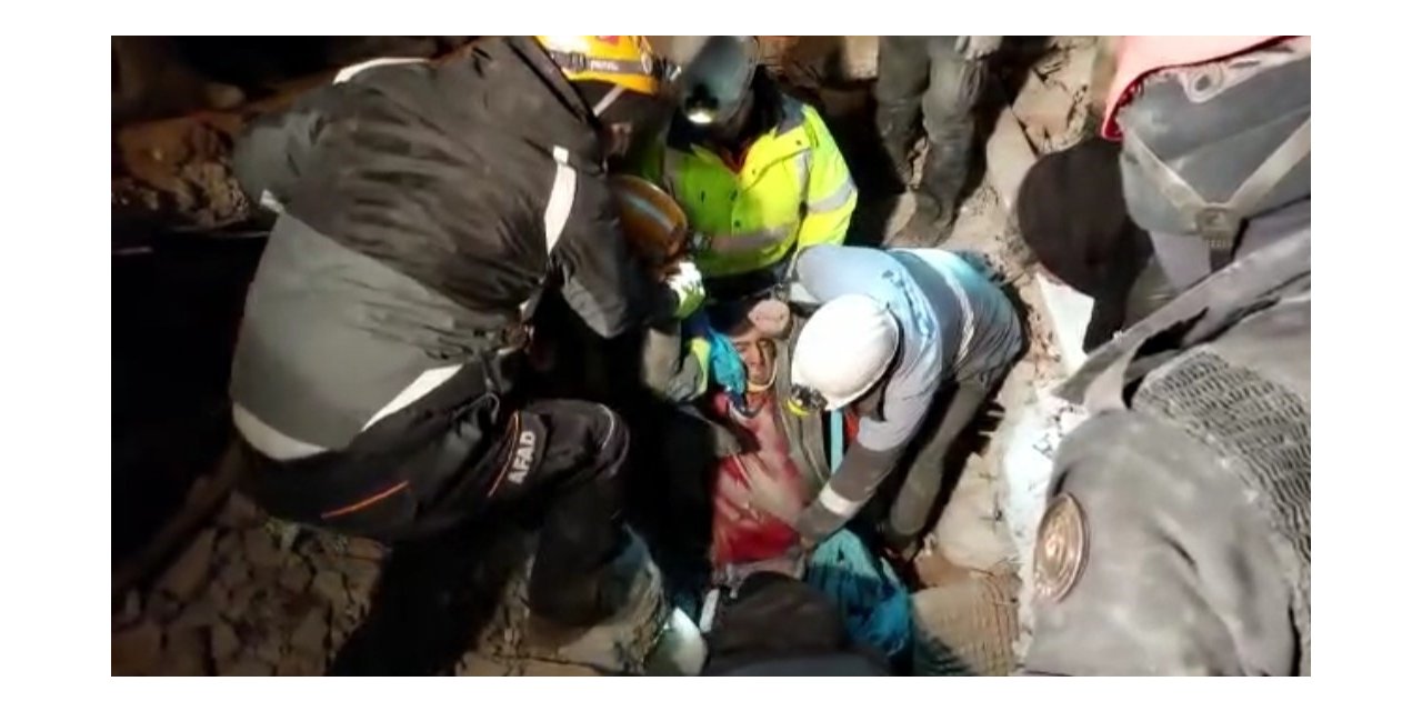 Malatya'da polis depremden 43 saat sonra 2 vatandaşı daha tekbirlerle enkaz altından sağ çıkardı