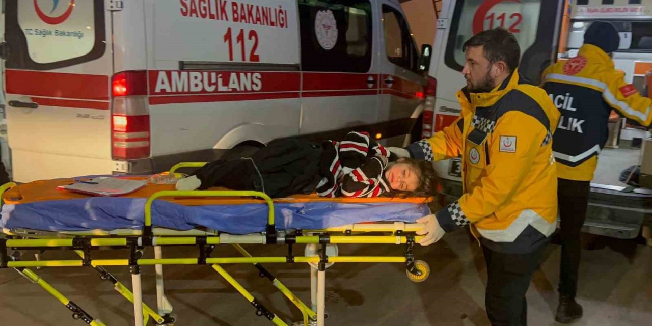 Enkaz altından kurtarılarak tedavi için İstanbul’a getirilen yaralılar hastanelere götürüldü