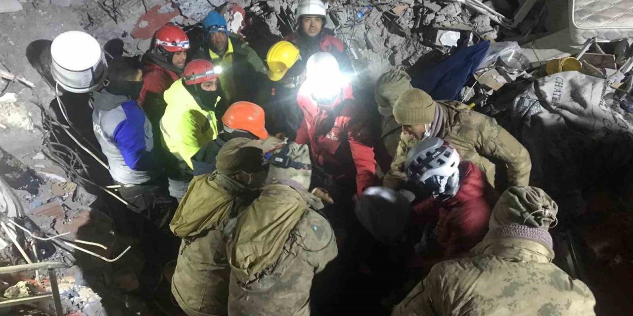 Malatya’da 45 saat sonra enkazdan 1 kişi daha sağ olarak kurtuldu