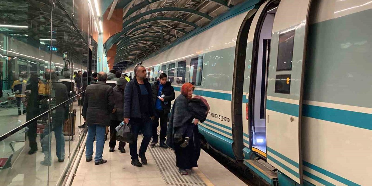 Sivas’ta YHT ilk yolculu seferinde depremzedeleri taşıdı