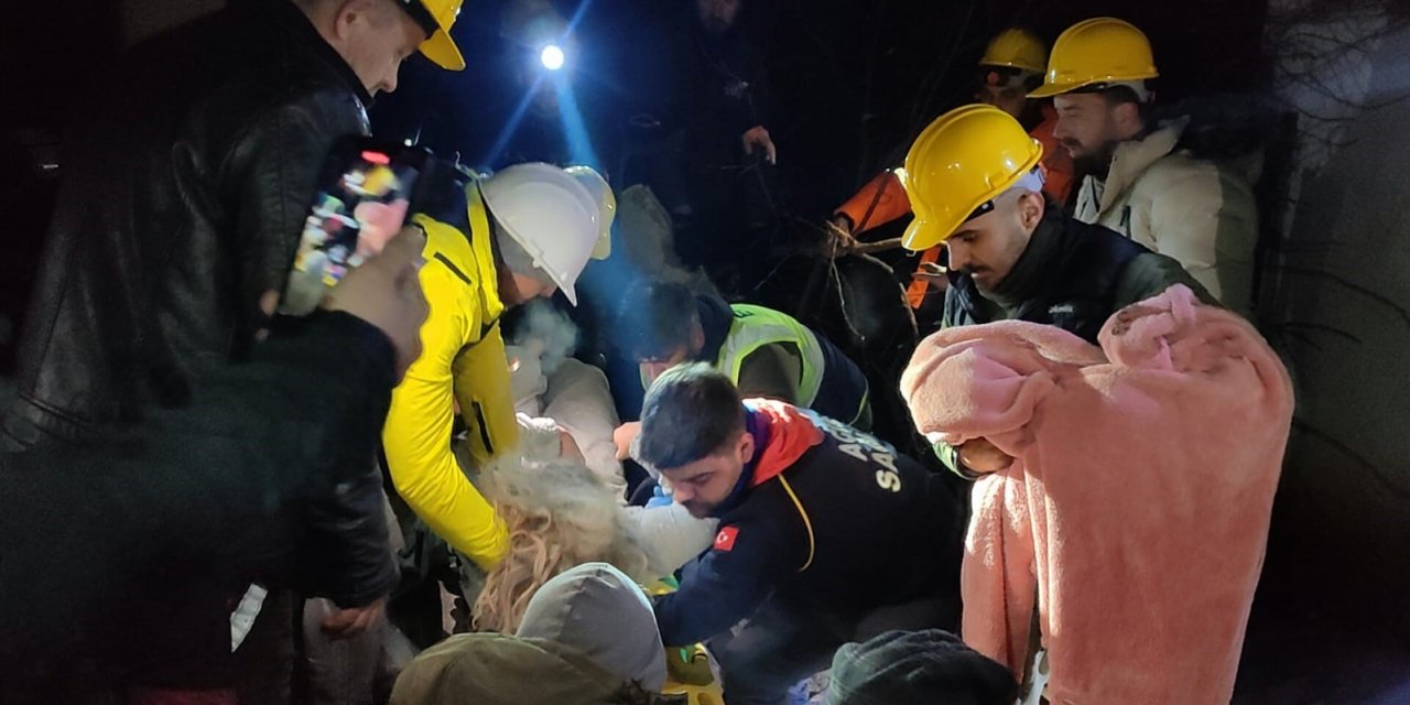 Hatay Akevler Mahallesi’nde Reşan Elmanur (32), gönüllü kurtarma ekiplerince enkaz altından sağ olarak kurtarıldı.