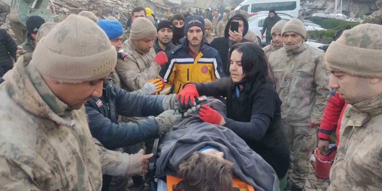 Hatay’dan sevindirici haber: 51 saat sonra 5 yaşındaki kız çocuğu sağ kurtarıldı