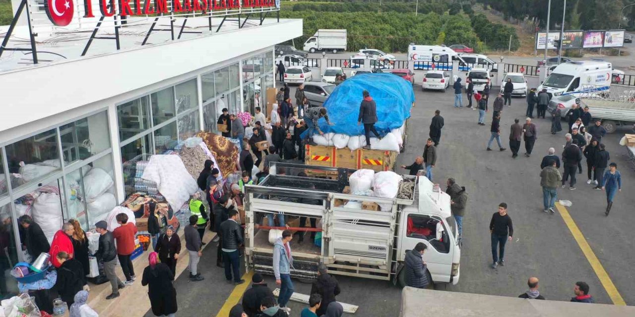 Başkan gözyaşlarını tutamadı, Erdemli’den 35 araçlık yaşam desteği gönderildi