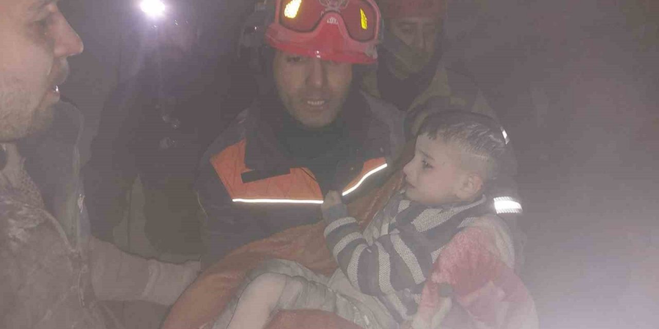 2’si çocuk 3 depremzede enkaz altından böyle kurtarıldı