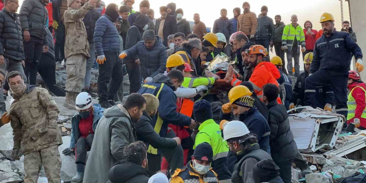 Mehmetçik ve AFAD omuz omuza bir kişiyi daha enkazdan sağ çıkardı