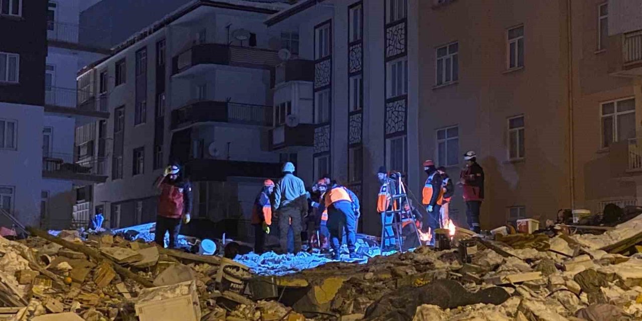 Edremit Belediyesi ekipleri bir anneyi ve bir çocuğu daha kurtardı