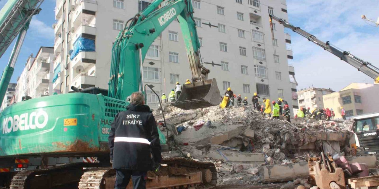 İhsami Apartmanı’ndan 27 yaralı, 19 cansız beden çıkartıldı