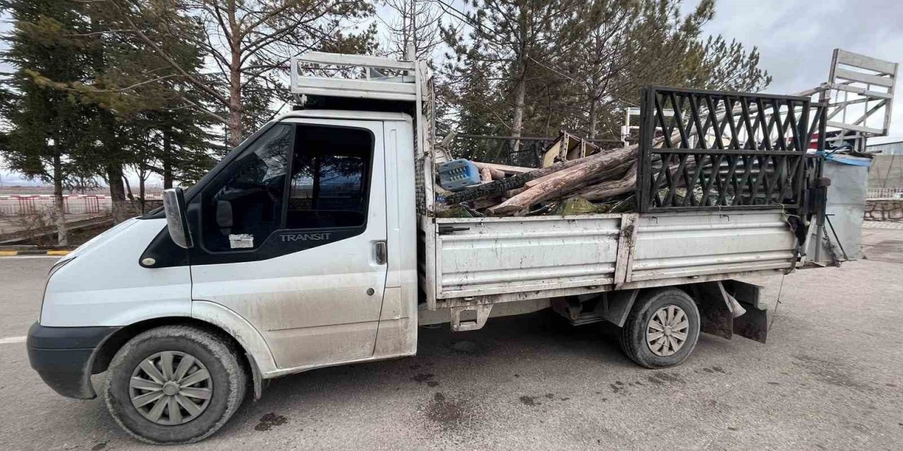 Odun ve hurda çalan 2 şüpheli suçüstü yakalandı