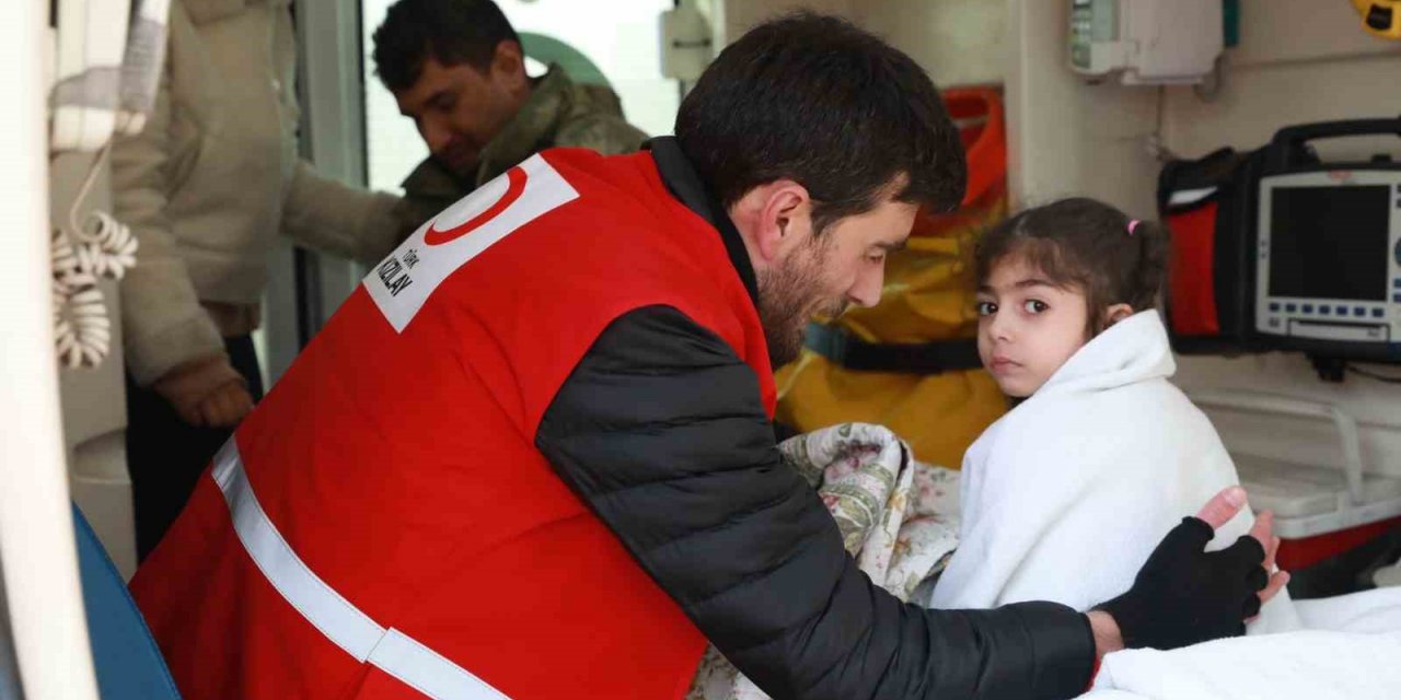 Kızılay, afet bölgesinde yardım çalışmalarını sürdürüyor