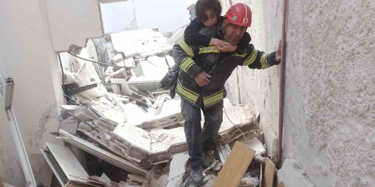 Denizli ekipleri enkaz altında kalanlar için zamana karşı yarışıyor