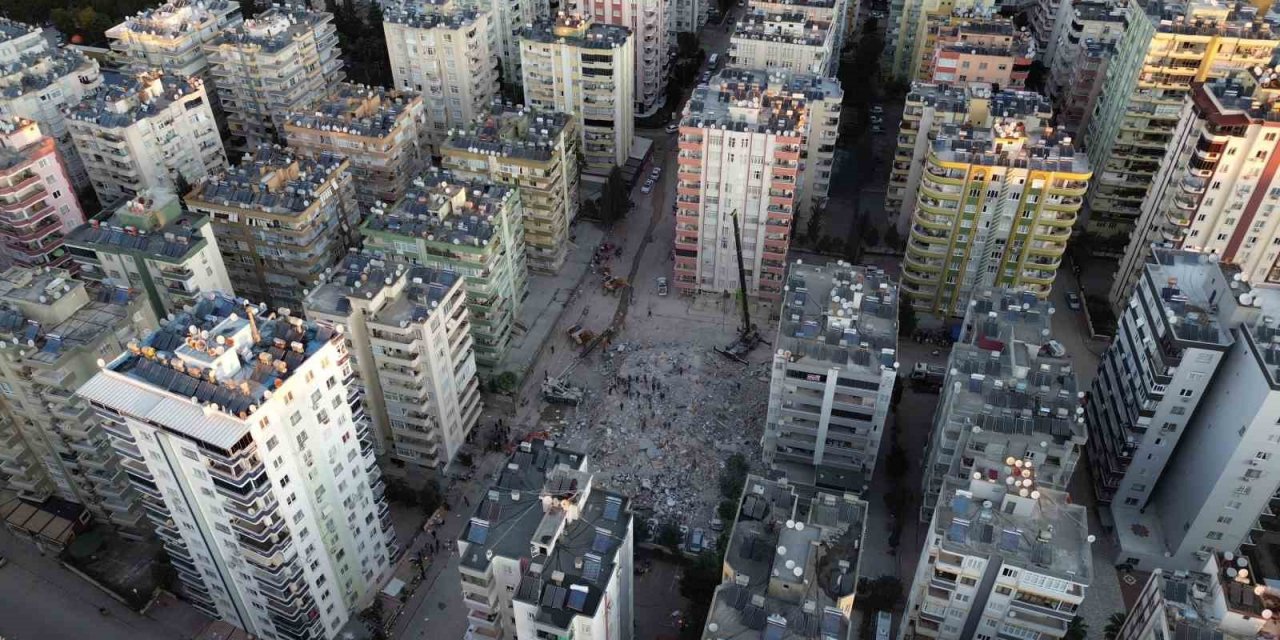 Adana Alpargun Apartmanı’nda arama kurtarma çalışmaları dron ile görüntülendi