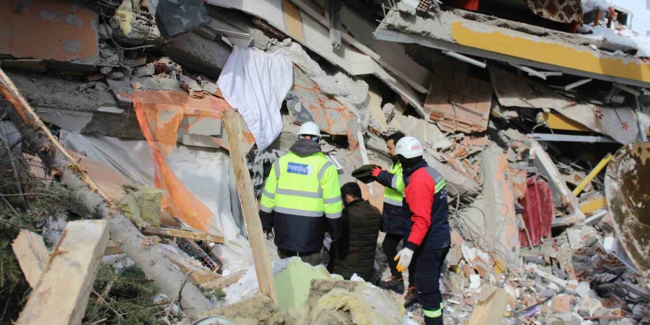 Enkaz altından ses duydular, birbirlerine sarıldılar