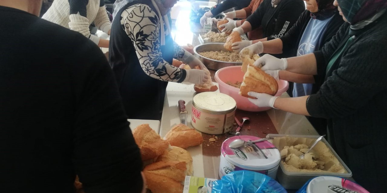 Mersin İl Milli Eğitim Müdürlüğü deprem bölgesinde yemek hizmeti verdi