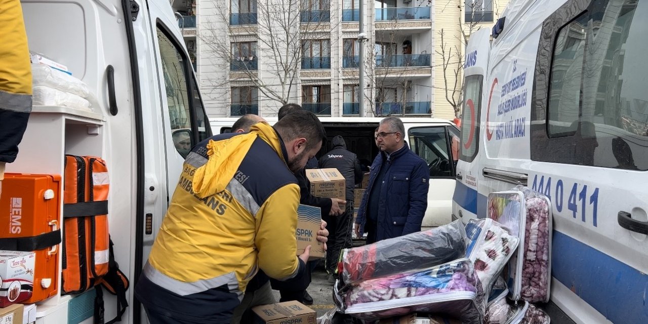 Ambulanslar depremzedeler için Esenyurt’tan yola çıktı
