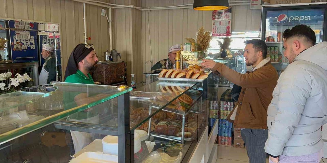 Dükkanın camındaki yazıyı görenler alışveriş için bir birleri ile yarıştı