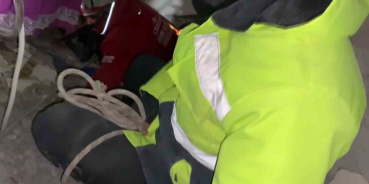 Enkazdaki yaşam koridorundan 4 kişinin kurtarılma anı kameraya yansıdı