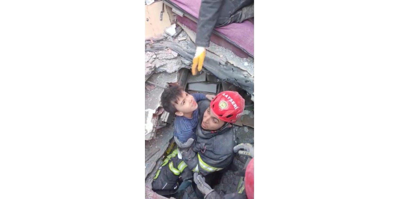 Kayseri İtfaiyesi deprem bölgesinde hayat kurtarıyor