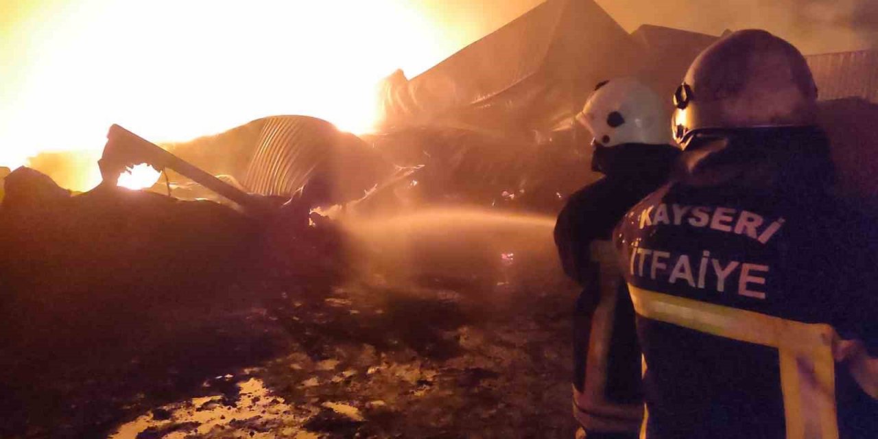 Büyükşehir İtfaiyesi İskenderun Limanı’nda yangınla mücadele ediyor