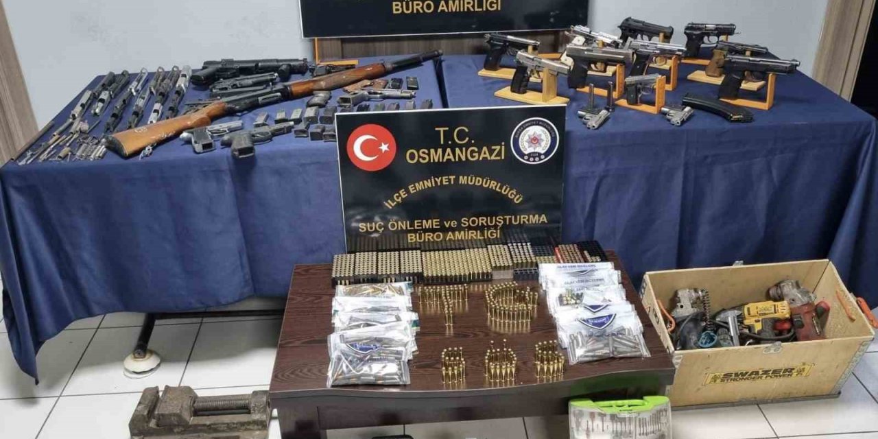 Bursa’da polis ekiplerince baskın atılan ev silah atölyesi çıktı