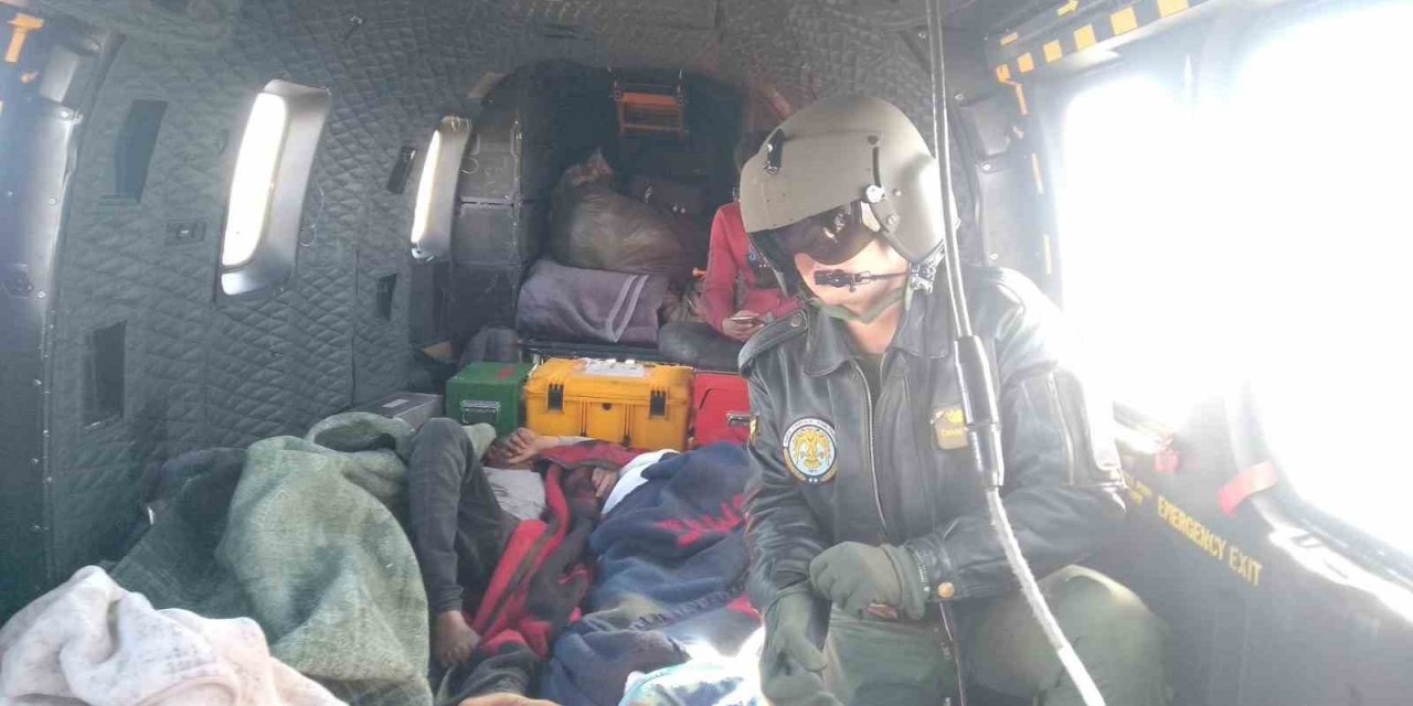 Hatay’da enkazdan kurtulan yaralılar uçakla Adana’ya getirildi