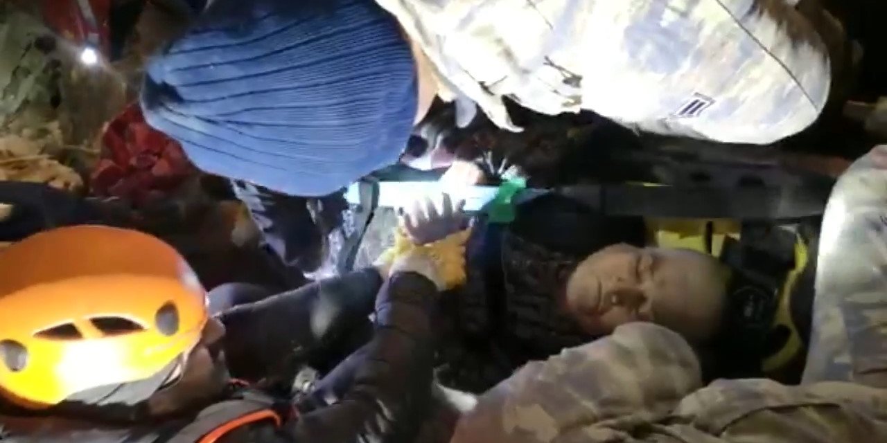 44 saat enkaz altında kalan yaşlı kadın kurtarıldı