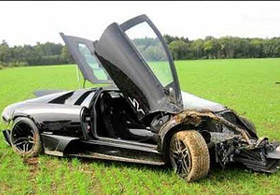 Servise bıraktığı otomobilini böyle buldu