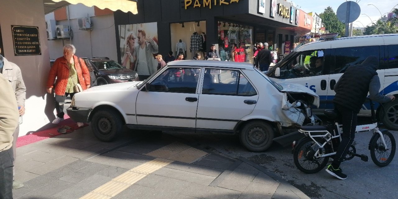 Deprem bölgesine giden minibüs ile otomobil çarpıştı