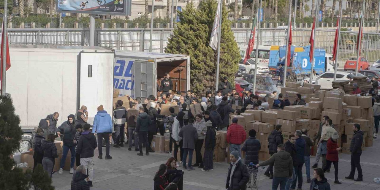 Karşıyaka taraftarından 9 tır malzeme yardımı