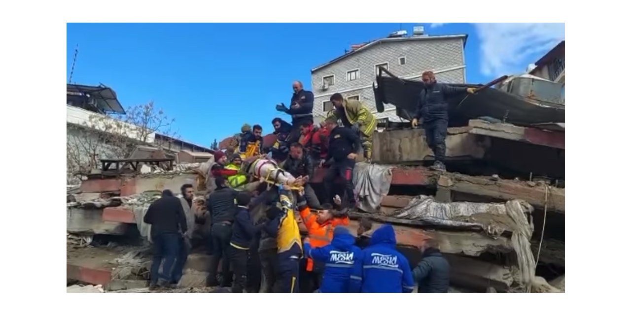 Ezine Belediyesi Arama Kurtarma ekipleri, iki vatandaşı göçük altından sağ olarak kurtardı