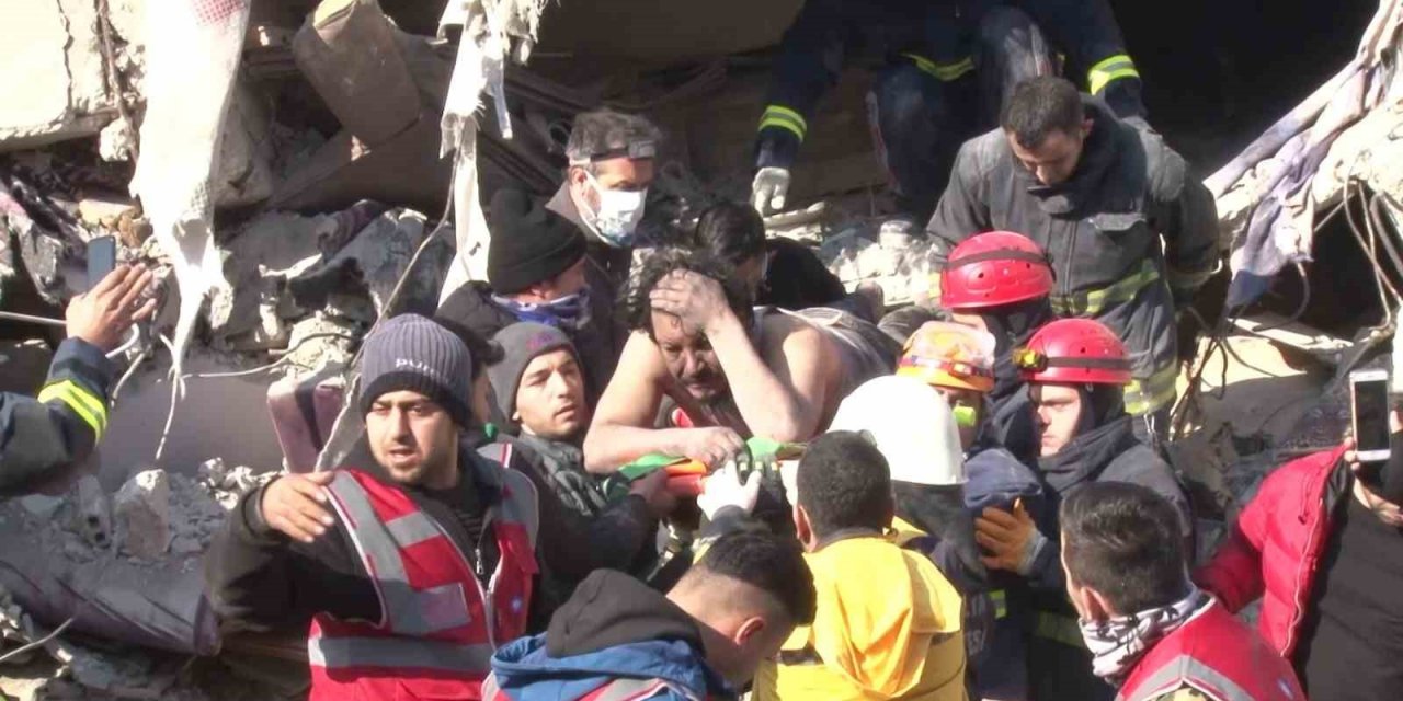 Hatay’da enkazın altındaki baba 53 saat sonra kurtarıldı, 3 çocuğu hayatını kaybetti