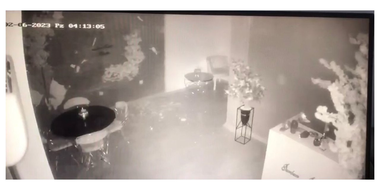 Depremin şiddeti ile yarılan duvar güvenlik kamerasına yansıdı