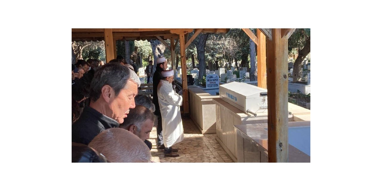 Depremde hayatını kaybedenler son yolculuğuna uğurlandı