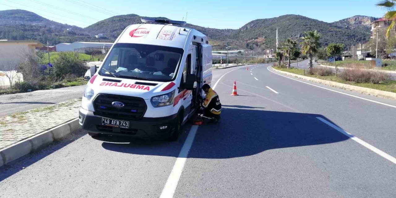 Deprem bölgesine giden ambulans Gazipaşa’da kaza yaptı