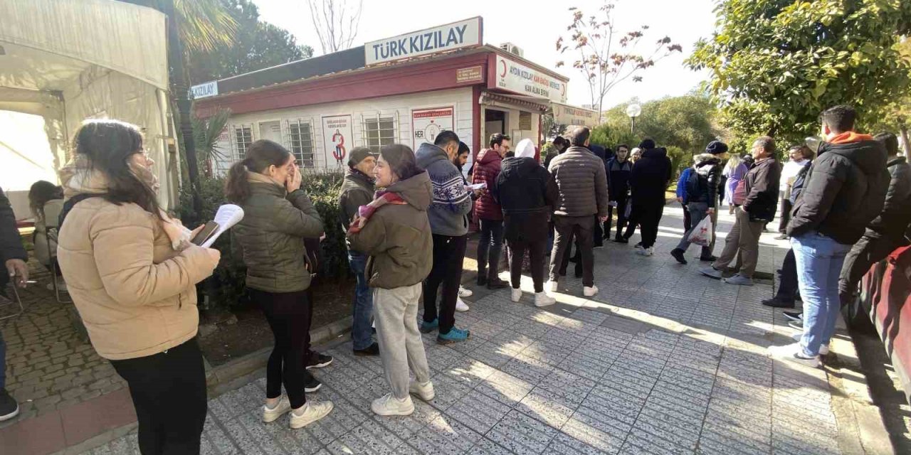 Aydınlılar depremzedeler için kan bağışı sırasına girdi