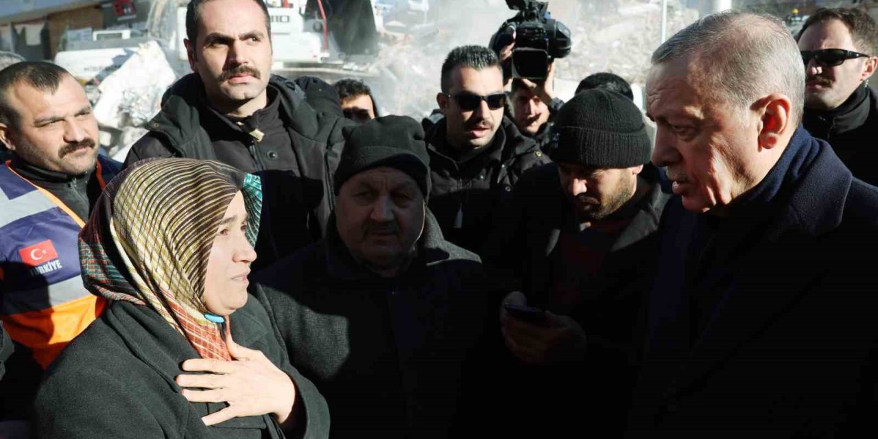 Cumhurbaşkanı Erdoğan çadırkenti ziyaret etti, depremzedelerin yüreğine su serpti
