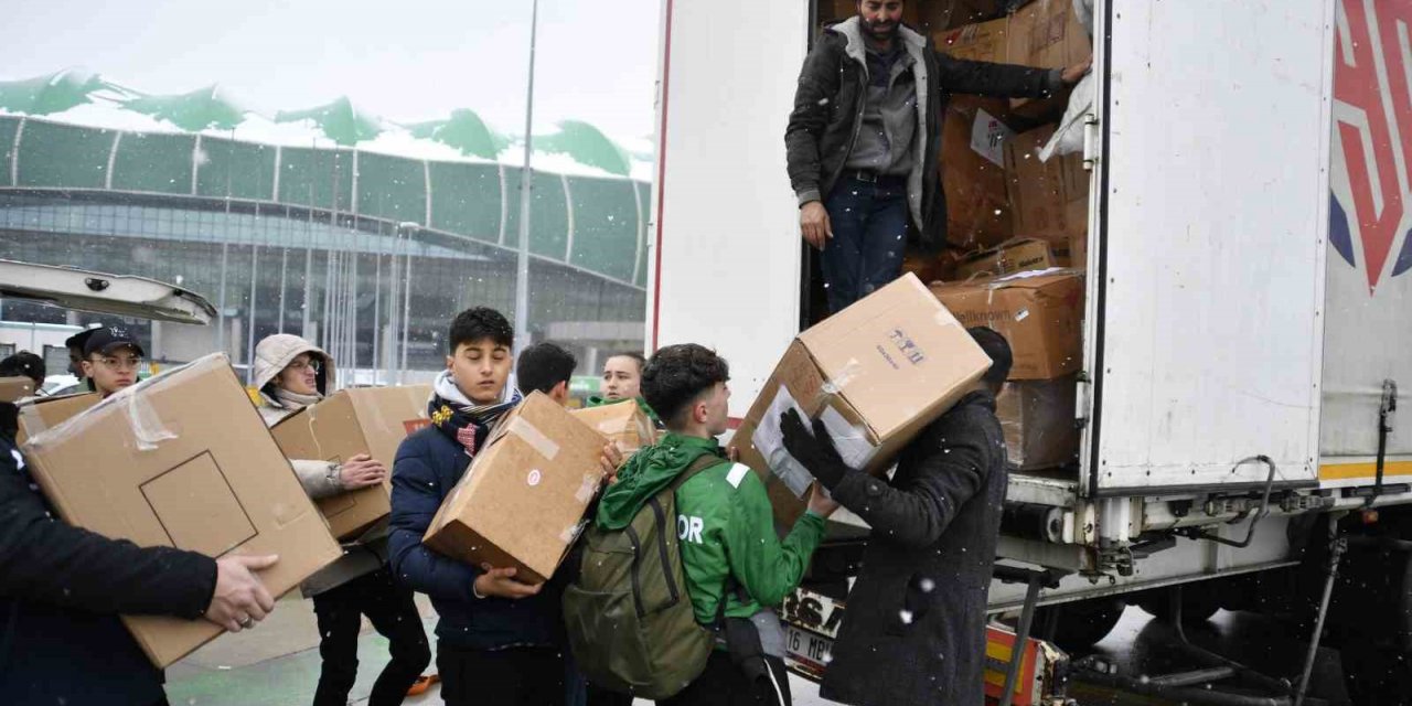 Bursasporlu futbolcular depremzedelere yardım topladı