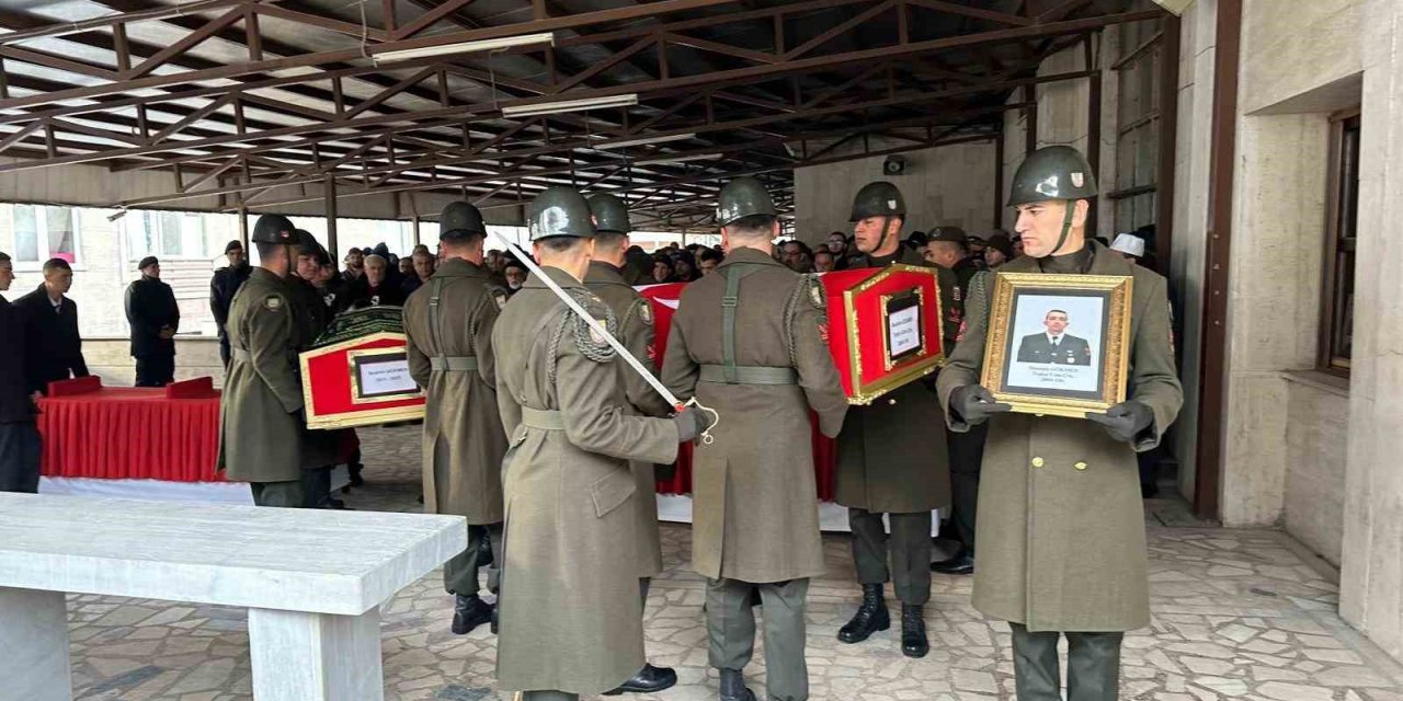 Enkaz altında can veren uzman çavuş ve 12 yaşındaki oğlu Kızılcahamam’da toprağa veridi