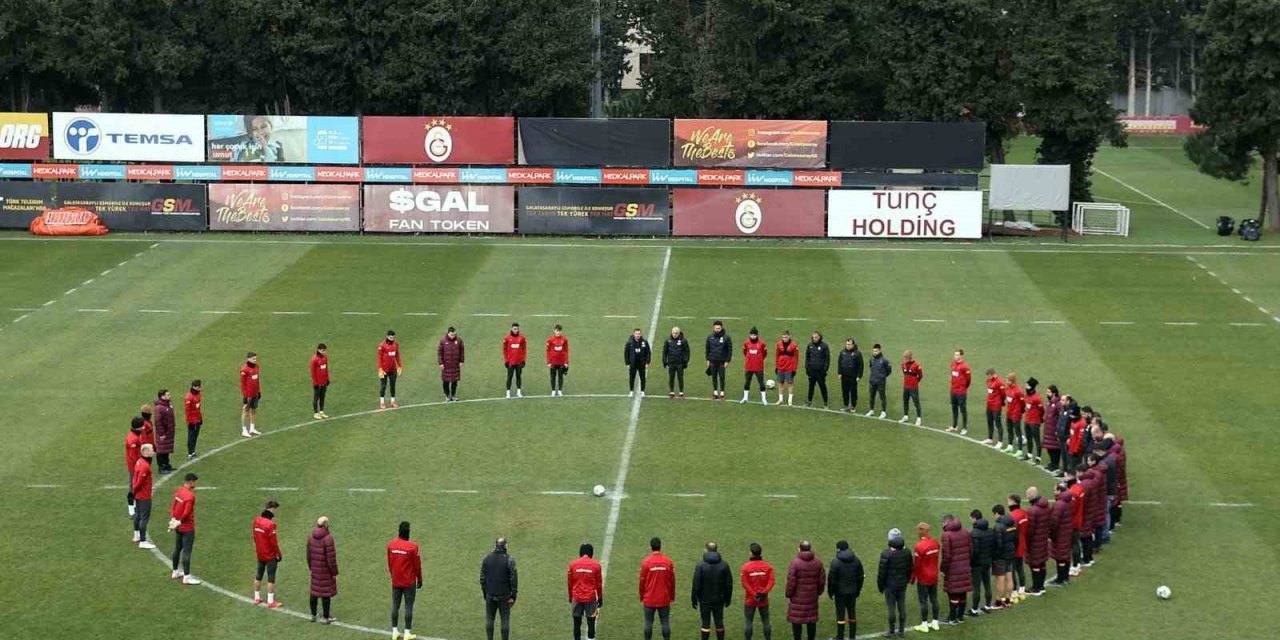 Galatasaray’dan depremde hayatını kaybedenler için saygı duruşu