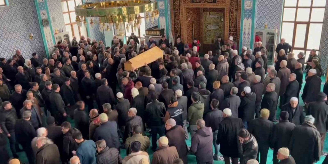 Depremde enkaz altında hayatını kaybeden 6 kişilik aile Mardin’de defnedildi