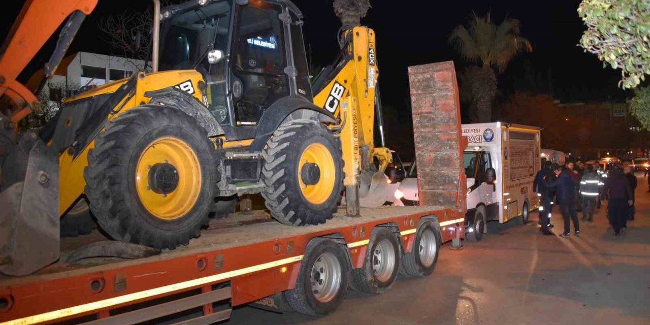 Salihli Belediyesi deprem bölgesine iş makinesi ve personel gönderdi